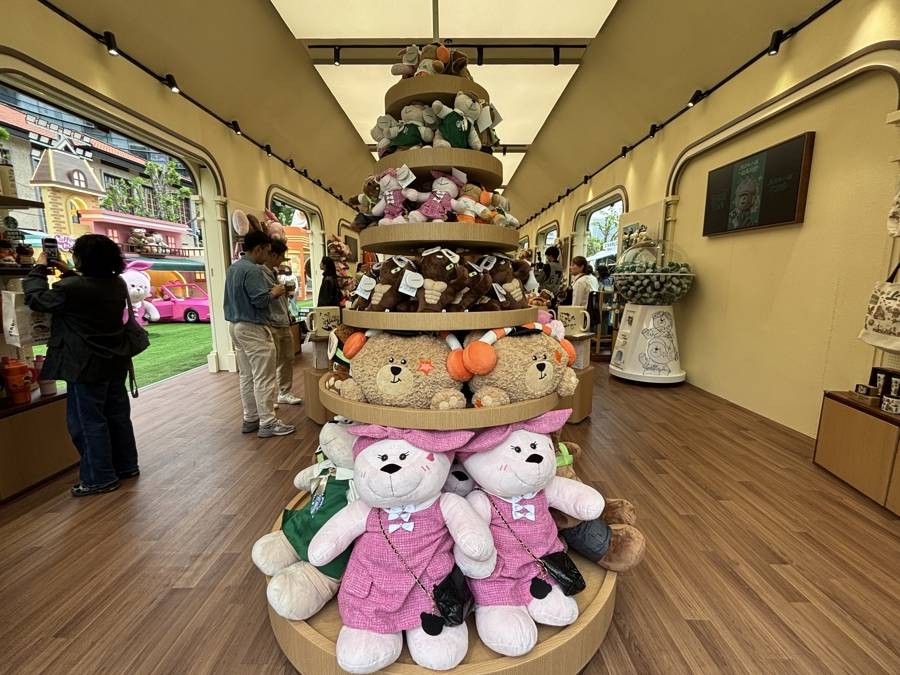 为上海定制甜辣卤味、为乡土动物做设计，国际消费品牌把本土化玩明白了